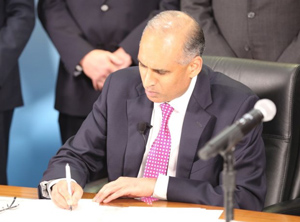 LyondellBasell-CEO Bob Patel unterzeichnete den JV-Vertrag mit Bora (Foto: LyondellBasell)