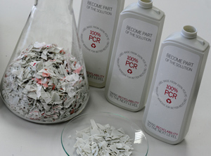 Die weltweit wohl ersten PE-Etiketten, die zu 100 Prozent aus haushaltsnahen PE-Verpackungen produziert wurden (Foto: Herma)