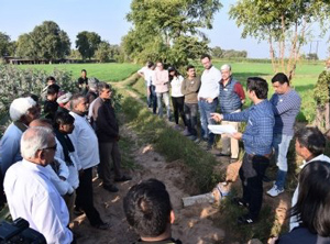 Indische Landwirte bei der Fortbildung für den Anbau von Rizinusölsamen (Foto: Arkema)