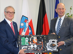 Unternehmenschef Dr. Harald Marquardt (li) und der thüringische Wirtschaftsminister Wolfgang Tiefensee präsentieren ein Batteriemanagementsystem (Foto: Marquardt)
