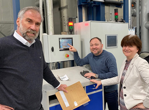 Vertriebsleiter Burkhard Happel (li.) und die geschäftsführenden Gesellschafter Albert-Wroblewski-Sperl und Violetta Wroblewski vor der neuen Anlage (Foto: Lippstädter Hartschaum)