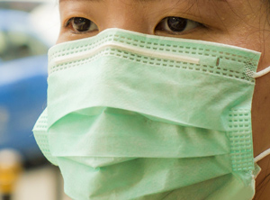 In Österreich kooperieren Kunststoffverarbeiter und Gewebespezialisten, um dringend benötigte Schutzmasken zu fertigen (Foto: PantherMedia/TheVisualsYouNeed)