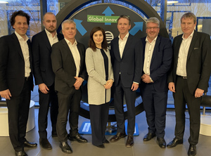 Bei den finalen Verhandlungen Mitte März: Die egeplast-Chefs Christian Haferkamp (l.), Dr. Ansgar Strumann (3.v.r.), Torsten Ratzmann (2.v.r.) und der kaufmännische Leiter Christian Wenning (r.) mit Vertretern von Treac: Adam Adin (2.v.l.), Naders Westermark (3.v.l.) und Lina Adin (Mitte, Foto: egeplast)