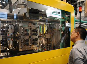 Sieben Jahre arbeiteten internationale Fachleute an der neuen Sicherheitsnorm für Spritzgießmaschinen (Foto: KI)