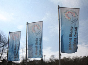 Fahnen vor dem Firmensitz (Foto: Weberit)