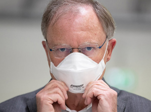 Passt, wackelt und hat Luft. Niedersachsens Ministerpräsident Stephan Weil probiert eine Maske des Automobilzulieferers an (Foto: Zender)