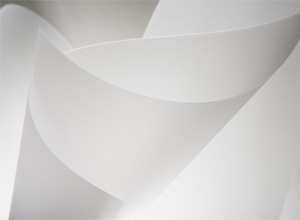 Biobasierte Polycarbonat-Folie, deren Kohlenstoffgehalt zu mehr als 50 Prozent aus pflanzlicher Biomasse stammt (Foto: Covestro)