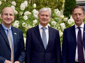 Die Geschäftsführer Heinz Gaub, Wolfgang Steiner, Heinrich XVI. Prinz Reuss (von links, Foto: Novapax Kunststofftechnik)