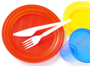 Einweggeschirr aus Kunststoff (Foto: Panthermedia/DLeonis)