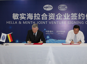 Didier Keskas (li.), bei Hella verantwortlich für das Lichtgeschäft in Asien, und Yanchun Liu, Chief Operating Officer bei Minth (Foto: Hella)