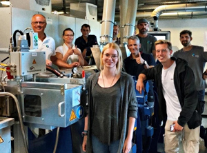 Familienunternehmen: Das Ehepaar Fröhlich (links) mit der nächsten Generation, vertreten durch Marie-Theres und Christopher-Robin Fröhlich (vorne) vor der neuen Linie (Foto: RDG Kunststoffe)