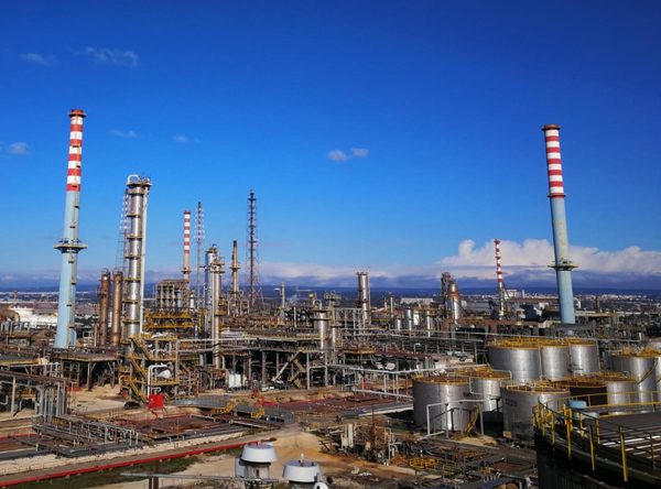 Am Standort Taranto plant Eni Anlagen für das chemische Recycling von Kunststoffen (Foto: Eni)