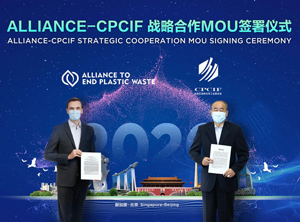 AEPW-CEO Jacob Duer (links) und der CPCIF-Vorsitzende Li Shousheng (Foto: Alliance to end plastic waste)