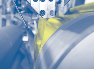 Bei der Breitschlitzextrusion wird die Schmelze auf ein Substrat aufgebracht (Foto: Pontacol)