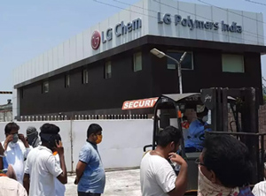 Aufgebrachte Menschenmenge nach dem Unglück (Foto: Stadtverwaltung Visakhapatnam)