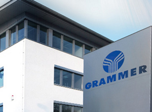 Firmenlogo vor der Konzernzentrale in Amberg (Foto: Grammer)