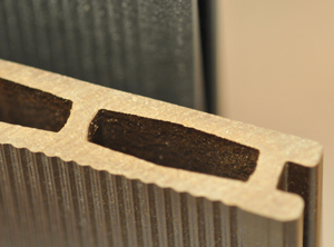 Hohlprofilpaneele aus WPC (Foto: KI)