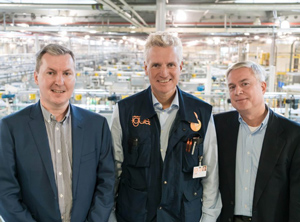 Gemeinsam wollen Steve Mahon, Geschäftsführer von Mura Technology (links), Oliver Borek, Geschäftsführer Mura Europa (rechts) und igus-Geschäftsführer Frank Blase,  Kunststoffe recyceln (Bild: Igus)