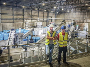Andrej Gustin und Jure Jambrovic (v.li.; beide Dinos) vor der neuen Recyclinglinie (Foto: Lindner Washtech)