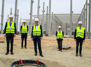 Grundsteinlegung in Anwesenheit von CEO Dr. Michael Ruf (links) und  Niedersachsens Ministerpräsident Stephan Weil (Mitte) (Foto: KraussMaffei)