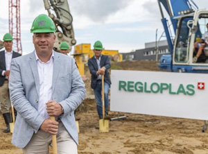 Firmenchef Christian Eckert beim Spatenstich (Foto: Regloplas)