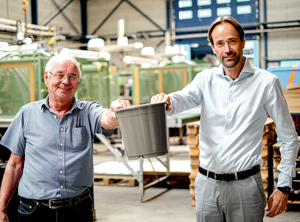 Der Blumentopf verbindet: Jan Willem Wieringa (re.) und Henk Aufderhaar (Foto: Desch Plantpak)