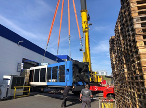 Anlieferung der der neuen, 71 Tonnen schweren Spritzgießmaschine (Foto: Frör)