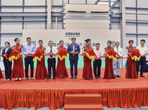 Zhao Tong (Mitte), Geschäftsführer der Arburg-Organisationen in China, eröffnet im Beisein von Regierungsvertretern und Kunden das neue Arburg Technology Center in Pinghu (Foto: Arburg)