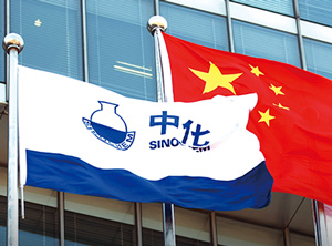 Sinochem-Flagge und die chinesischen Fahne (Foto. Sinochem)