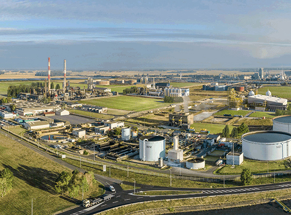 Statt Öl zu raffinieren soll der Standort Grandpuits künftig PLA herstellen und Kunststoff chemisch recyceln (Foto: Total)
