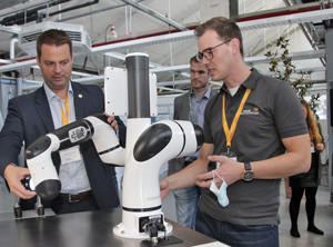 Automation zum Anfassen bei der Standorteröffnung im kleinen Rahmen (Foto: Südkurier)