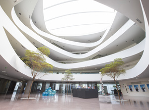 Die Finanzierung setzt Borealis – im Bild das Atrium des Innovation Headquarters in Linz – für den Umstieg auf eine kreislauforientierte Kunststoffwirtschaft ein (Foto: Borealis)