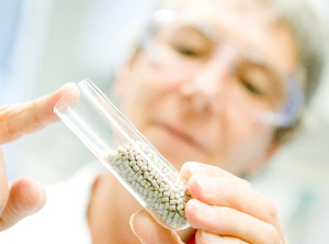 Mehr Lebensqualität durch schnellere Knochenheilung verspricht ein neues Implantatmaterial auf Basis von PEEK (Foto: Evonik)