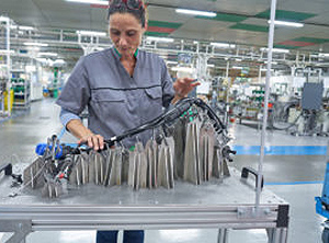 Kontrolle von Medienleitungen im Werk im französischen Monteux (Foto: Akwel)