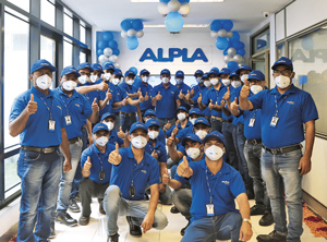 Mitarbeiter des neu erworbenen indischen Werkes in der Nähe von Pune (Foto: Alpla)