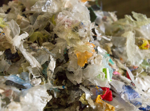 Bislang nicht oder nur schwierig recyclingfähig: Komplexe, mehrlagige Verbundfolien (Foto: Recenso)