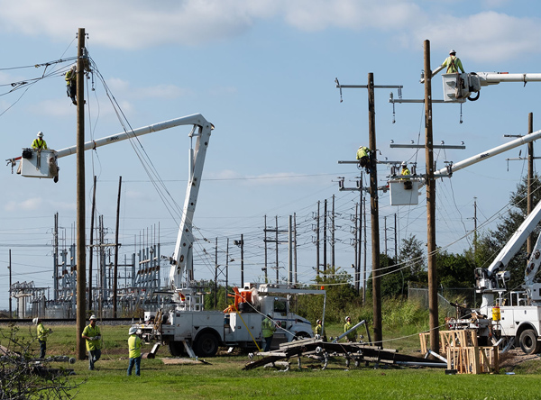 Die Reparaturtrupps des Stromversorgers Entergy haben in Texas und Louisiana auch jetzt noch alle Hände voll zu tun (Foto: Entergy)