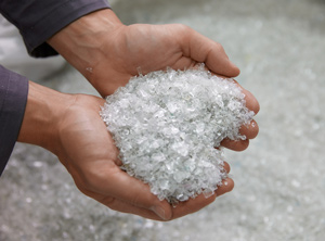 Das Unternehmen aus Österreich erachtet sein RE PET als klimaneutral, weil die Stromversorgung auf erneuerbaren Energien basiert und sonstige Emissionen über den Zukauf von Zertifikaten abgegolten werden (Foto: Alpla)