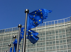 Fahnen vor dem EU-Parlament in Brüssel (Foto: KI)