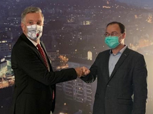 Vorstand Harald Kogler (li.) besiegelte die Transaktion mit dem bisherigen Novopol-Eigner Zdenek Rydlo (Foto: Hirsch Servo)