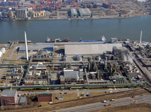 Caprolactam-Anlage im Antwerpener Hafenteil Lillo (Foto: Lanxess)