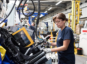 Spritzgießfertigung von Karosserieteilen (Foto: STS)