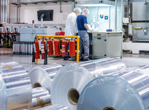 Folienverarbeitung am Schweizer Standort des Verpackungsherstellers (Foto: Aluflexpack)