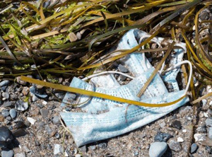 Einwegmasken verschärfen die Plastikmüll-Krise in vielen Teilen der Welt (Foto: ReWorked)