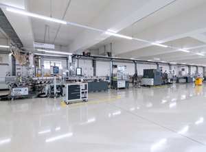 An der Extrusionslinie im Kunststoffkompetenzcenter Hamburg werden Leitungssysteme für Elektrofahrzeuge entwickelt (Foto: Continental)