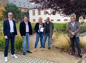 Aus Arku Plast wird Link Kunststofftechnik: Nicole und Oliver Wagner (3. und 4. v.l.) übergeben das Unternehmen aus Mücke an (v.l.) Daniel Link, Jürgen Witzendorff und Markus Link, (Foto: Link)