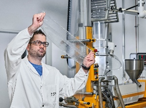 Ein Labortechniker im BASF-Labor für Kunststoff-Additive in Kaisten / Schweiz (Foto: BASF)