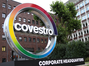 Das Konzernlogo vor der Zentrale in Leverkusen (Foto: Covestro)