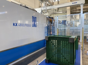 Mit 48.000 kN Schließkraft eine der größten Spritzgießmaschinen Italiens (Foto: Euro Stampi)