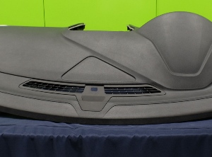 Ausschnitt einer Instrumententafelhaut auf Basis von „Dryflex HiF“-TPE als Ersatz für PVC-Slush (Foto: Kraton)